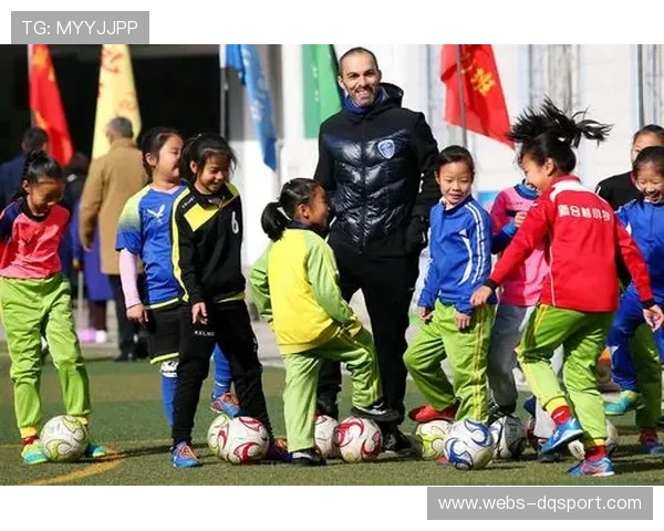 西甲俱乐部联合当地学校开展“足球进校园”公益活动，普及足球运动