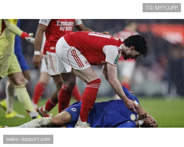 聚焦萨卡:22岁阿森纳队长带伤打满120分钟,赛后搀扶抽筋队友