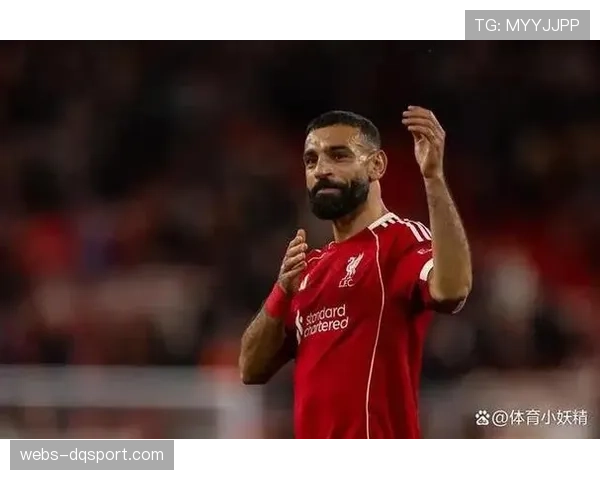 场边一幕:利物浦助教通过平板电脑向萨拉赫展示对手中卫与边卫间暴露的空当