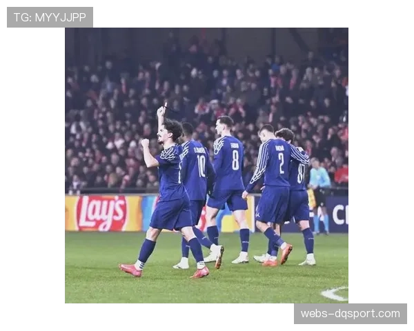 通讯:欧冠出局后,巴黎圣日耳曼球迷在主场外高歌支持球队